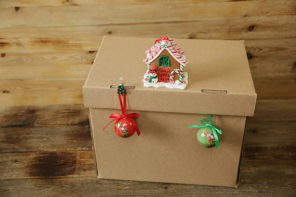 Caja Regalo Con Pan Jengibre Navidad Bola Navidad Sobre Fondo — Foto de Stock