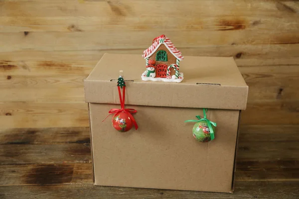 Dárková Krabice Vánoční Perník Vánoční Míč Dřevěném Pozadí Balíček Prostorem — Stock fotografie