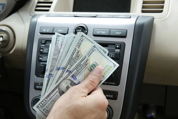 Hand Houdt Geld Dollars Contant Auto Dashboard Achtergrond Concept Van Stockfoto