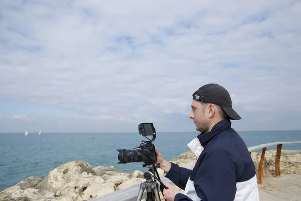 Videógrafo Fotógrafo Blogueiro Com Câmera Digital Tela Ação Mar Azul — Fotografia de Stock