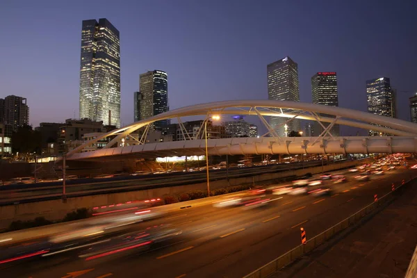 Tráfico Nocturno Tel Aviv Moderno Puente Metálico Ciudad Centro Ciudad — Foto de Stock