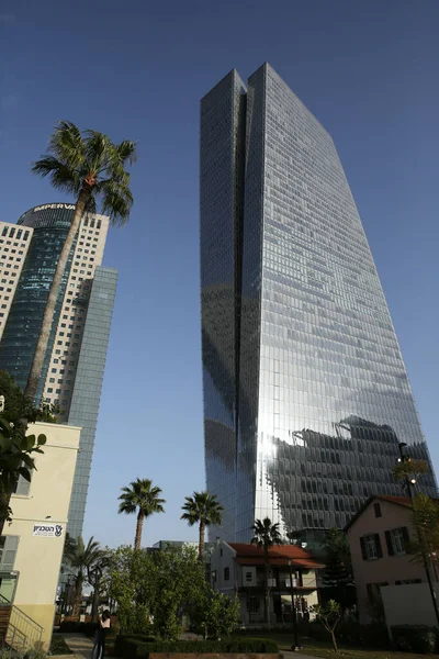 Tel Aviv Şehir Merkezinde Şehir Merkezinde Cam Beton Gökdelen Var — Stok fotoğraf