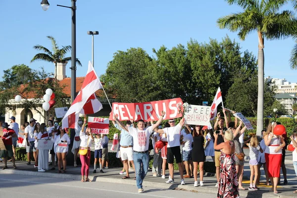 Miami, FL, ABD 08.16.2020 Belarus 'u Desteklemek İçin Barışçıl Protesto. Halk şiddete ve totaliterliğe karşıdır..