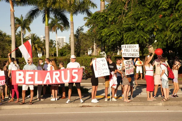 Miami, FL, ABD 08.16.2020 Belarus 'u Desteklemek İçin Barışçıl Protesto. Halk şiddete ve totaliterliğe karşıdır..