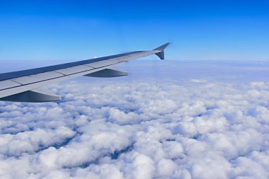 Uçak kanadı güzel bulutlar ile