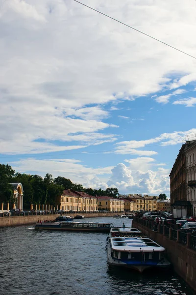 St. Petersburg, gökyüzü güzel bulutlar ile gemilerle