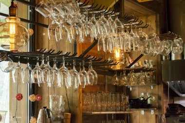 yatay görüntü rafta asılı gözlük sıcak tonlarda çubuk