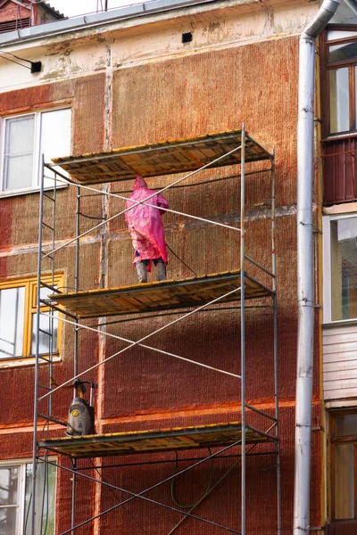 Novosibirsk, Akademgorodok 8 Eylül 2018: iskele üzerinde pembe raincoa duran işçi