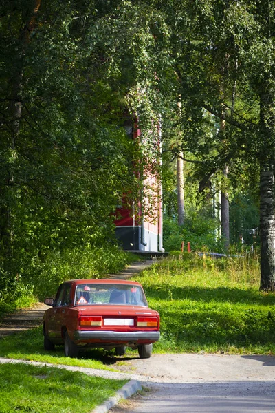 Kırmızı Sovyet araba Lada sokakta bir yaz gününde Park