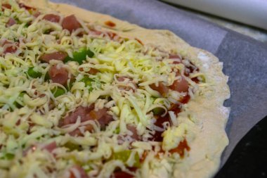 bir parça dolmalık biber, jalapeno ve Türkiye ile ham ev yapımı pizza