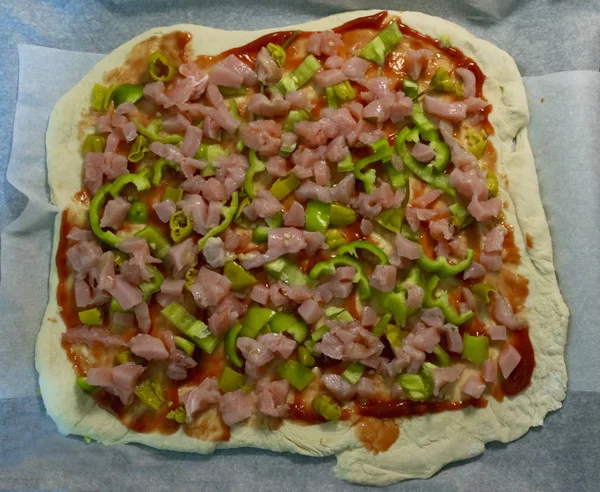 dolmalık biber, jalapeno ve Türkiye ile ham ev yapımı pizza