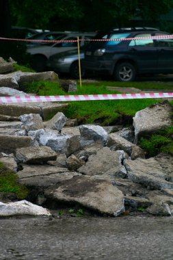 yol onarım, eskrim, yaz günü büyük yıkılan beton taşlar