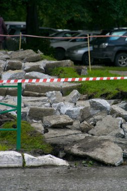 yol onarım, eskrim, yaz günü büyük yıkılan beton taşlar