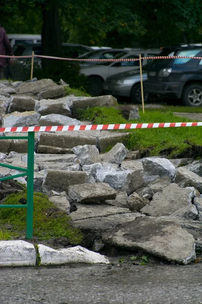 yol onarım, eskrim, yaz günü büyük yıkılan beton taşlar