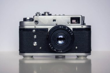 Beyaz arka plan üzerinde eski Sovyet film kamera