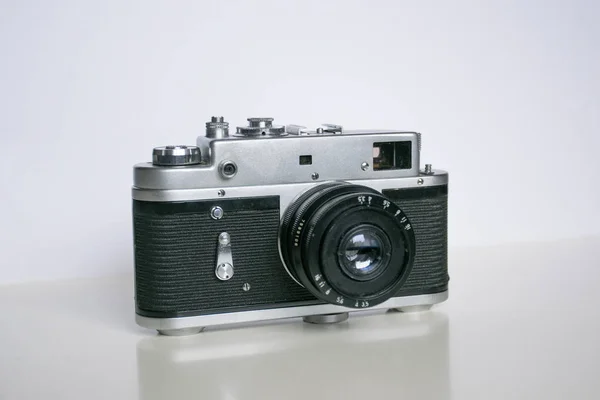 Alte Sowjetische Filmkamera Auf Weißem Hintergrund — Stockfoto