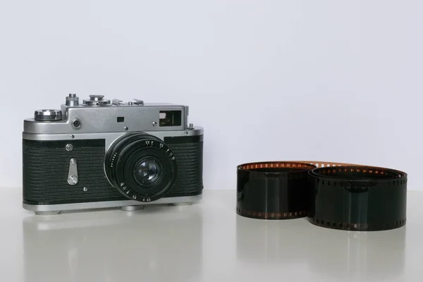 白い背景の上のフィルム ストライプの古いソビエト フィルム カメラ — ストック写真