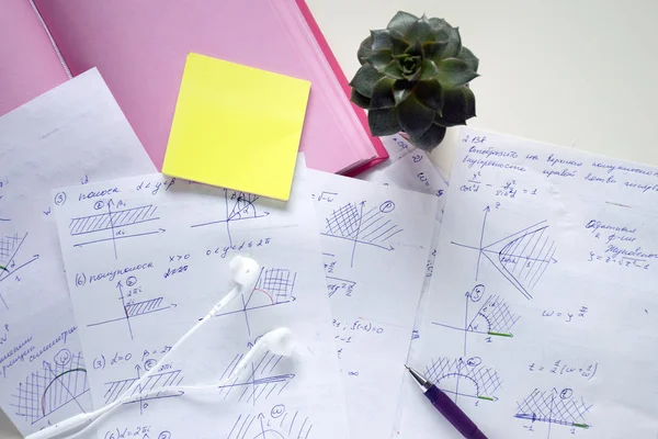 Eğitim arka plan. Eğitim Danışma. Dizüstü bilgisayar, kulaklık, kalem, sulu ve beyaz masada matematik kağıtlarla
