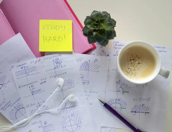 Eğitim arka plan. Eğitim Danışma. Dizüstü bilgisayar, kulaklık, kalem, etli, kahve ve beyaz masada matematik belgelerle. Yazıt 