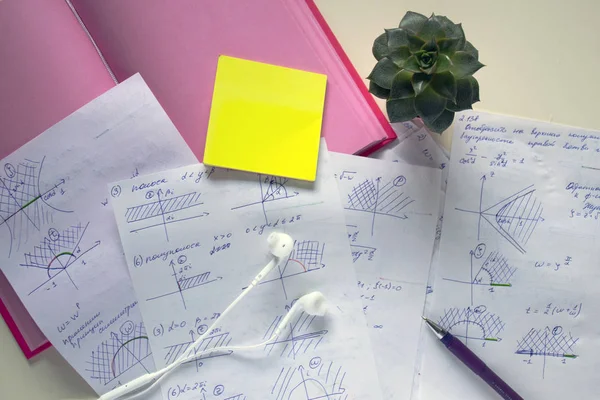 Eğitim arka plan. Eğitim Danışma. Dizüstü bilgisayar, kulaklık, kalem, sulu ve beyaz masada matematik kağıtlarla