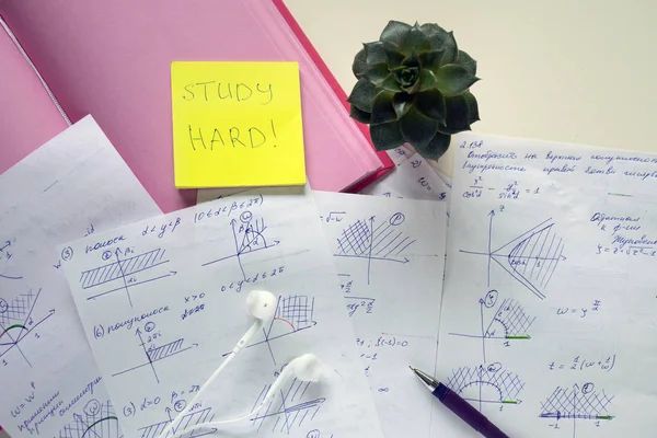 Eğitim arka plan. Eğitim Danışma. Dizüstü bilgisayar, kulaklık, kalem, sulu ve beyaz masada matematik kağıtlarla. Yazıt 
