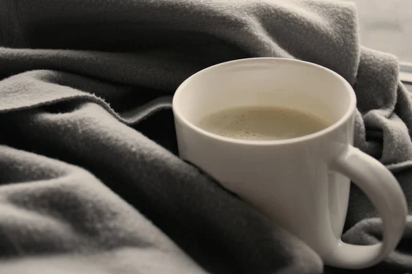 Beyaz latte bir gri yumuşak ekose kahve fincan