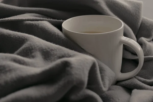 Beyaz latte bir gri yumuşak ekose kahve fincan