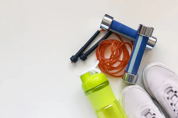 Sağlıklı bir yaşam tarzı. Beyaz arka plan üzerinde Spor donatımı. Kopya alanı ile üstten görünüm