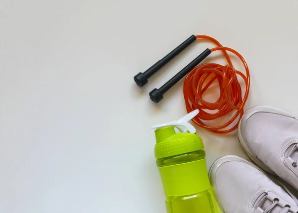 Sağlıklı bir yaşam tarzı. Beyaz arka plan üzerinde Spor donatımı. Kopya alanı ile üstten görünüm.
