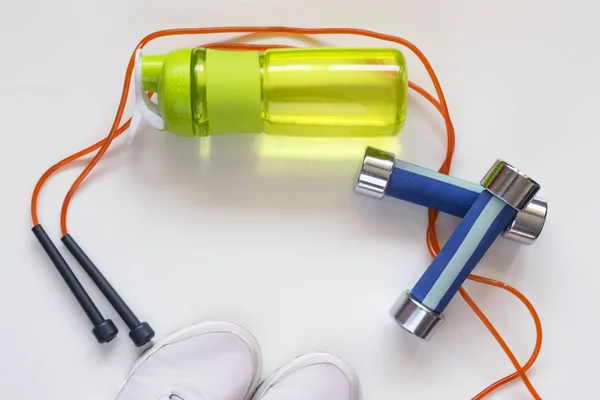 Sağlıklı bir yaşam tarzı. Beyaz arka plan üzerinde Spor donatımı. Kopya alanı ile üstten görünüm
