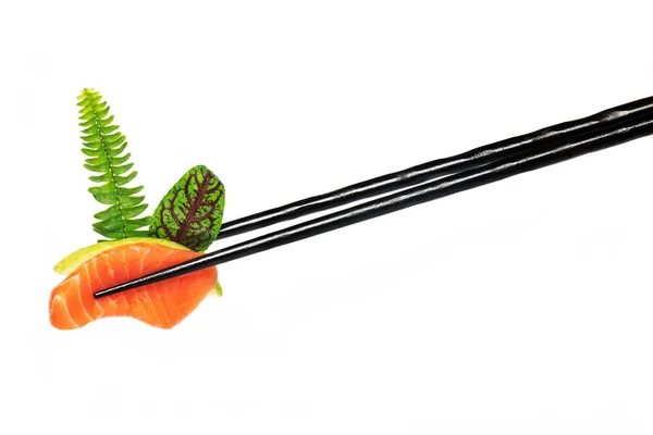 Yeşil taze somon chop-sopa tarafından sunulan bırakır