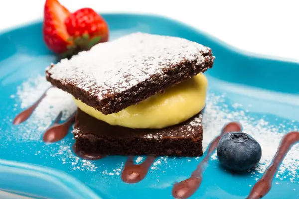 Çikolatalı Pasta krema ile dekore edilmiş meyve ile