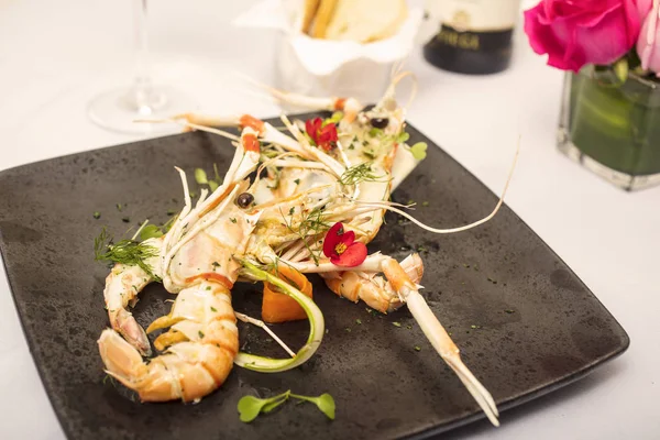 Izgara Kral siyah taş plaka üzerinde karides