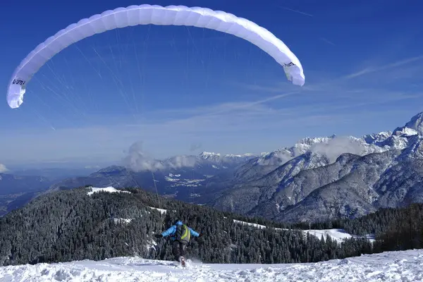 Yamaç paraşütü kar üzerinde Avrupa Alpleri tepesinde
