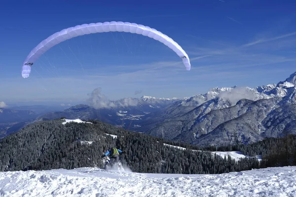 Yamaç paraşütü kar üzerinde Avrupa Alpleri tepesinde