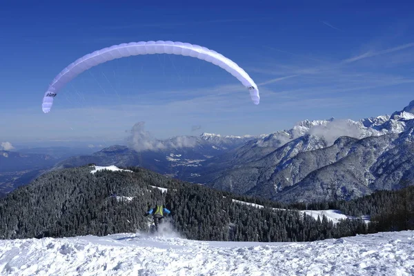 Yamaç paraşütü kar üzerinde Avrupa Alpleri tepesinde