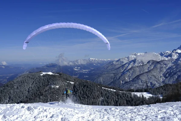 Yamaç paraşütü kar üzerinde Avrupa Alpleri tepesinde