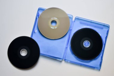 Beyaz zemin üzerine mavi kutu içinde Blu-ray diskler. Üstten görünüm