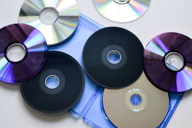 Beyaz zemin üzerine mavi kutu içinde Blu-ray diskler. Üstten görünüm