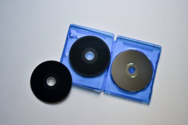 Beyaz zemin üzerine mavi kutu içinde Blu-ray diskler. Üstten görünüm