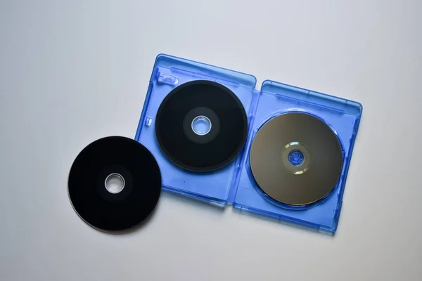 Blu Ray Диски Синей Коробке Белом Фоне Вид Сверху — стоковое фото