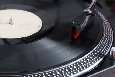 Vinil kaydı pikap iğne ile