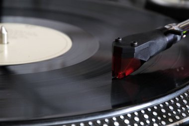Vinil kaydı pikap iğne ile