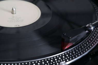 Vinil kaydı pikap iğne ile