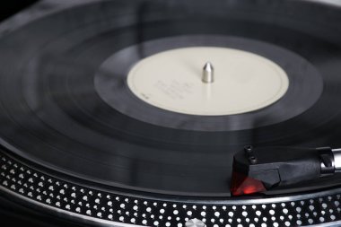 Vinil kaydı pikap iğne ile