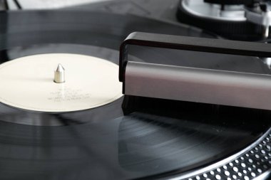 Vinil kaydı pikap üzerinde antistatik fırça ile