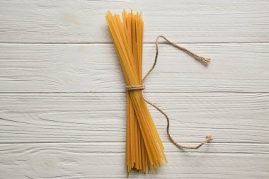 Spagetti Beyaz ahşap zemin üzerinde. Üstten görünüm