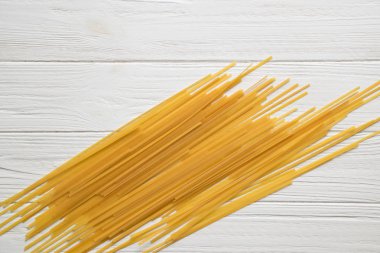 Spagetti Beyaz ahşap zemin üzerinde. Üstten görünüm
