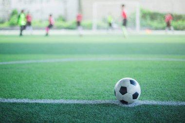 Top Futbol Akademisi eğitim geçmişi olan suni çim üzerinde bulanık.