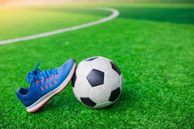 Futbol ve spor ayakkabılar üzerinde oynamak için suni çim.